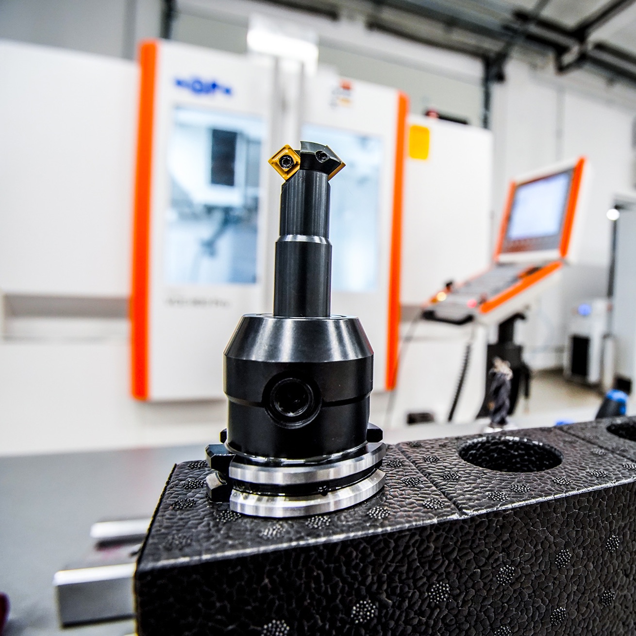 Gyártási folyamatainkat a hatékonyság és a minőség növelése érdekében tapasztalt és jól képzett kollégáinkkal együttműködve fejlesztjük.