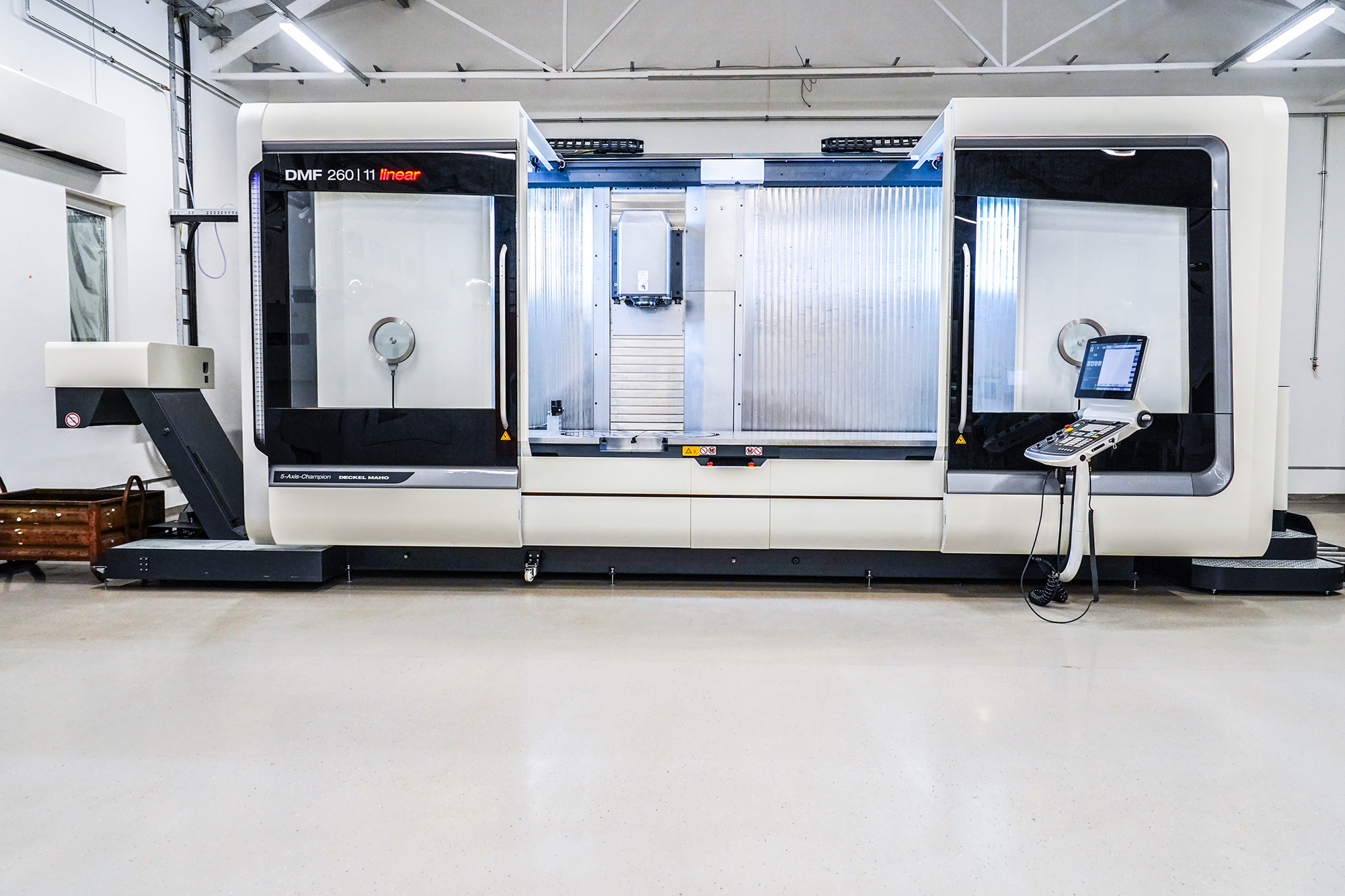 DMG DMF Linear 260 5 tengelyes megmunkáló központ körasztal funkcióval